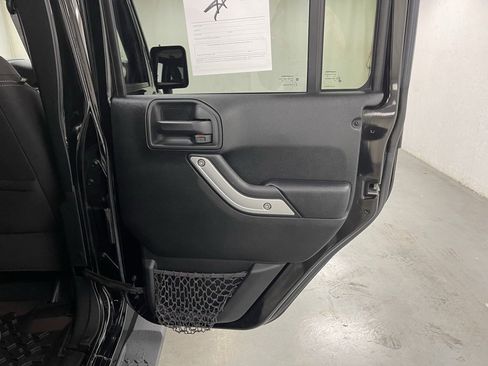 Used 2017 Jeep Wrangler Unlimited Sahara image 13