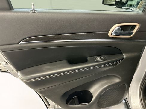 Used 2015 Jeep Grand Cherokee Limited w/ Luxury Group II image 28