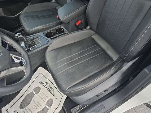 Used 2022 Volkswagen Tiguan SE FWD image 16