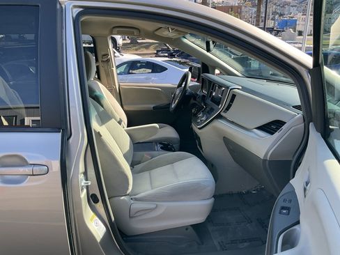 Used 2015 Toyota Sienna LE image 58