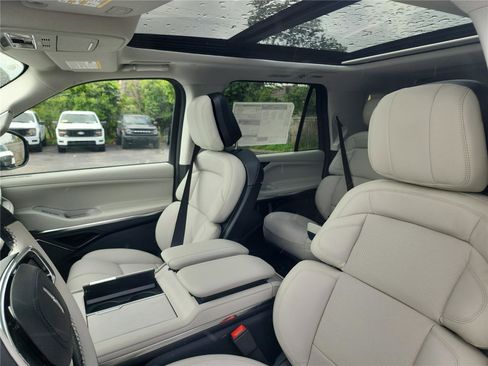 New 2026 Lincoln Navigator Reserve AWD/4WD image 14