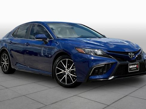 Used 2024 Toyota Camry SE image 3