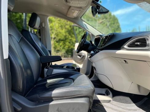 Used 2019 Chrysler Pacifica Touring-L image 23