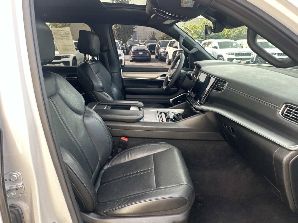 Used 2023 Jeep Wagoneer Series II AWD/4WD image 13