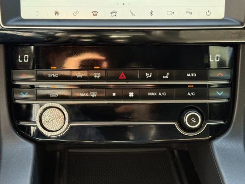 Used 2019 Jaguar F-PACE Premium image 15