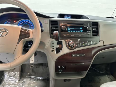 Used 2013 Toyota Sienna XLE image 30