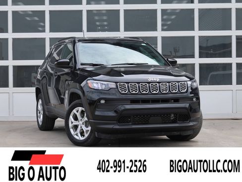 Used 2024 Jeep Compass Latitude AWD/4WD image 1