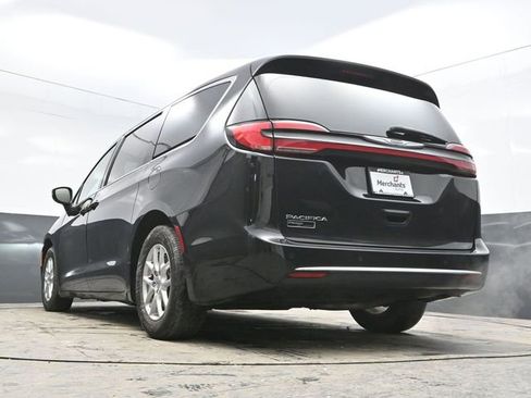 Used 2023 Chrysler Pacifica Touring-L image 41
