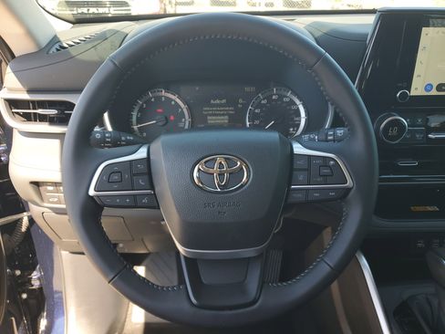 Used 2025 Toyota Highlander XLE FWD image 17