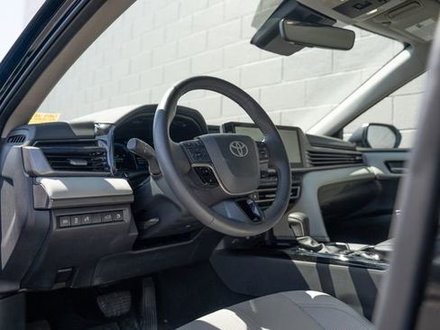 Used 2025 Toyota Camry XLE AWD/4WD image 4