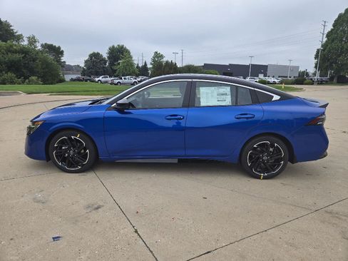 New 2026 Nissan Sentra SR w/ SR Premium Package FWD image 5