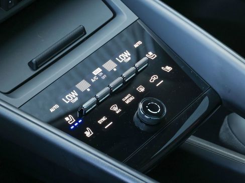 Certified 2025 Porsche Macan 4 Electric image 28