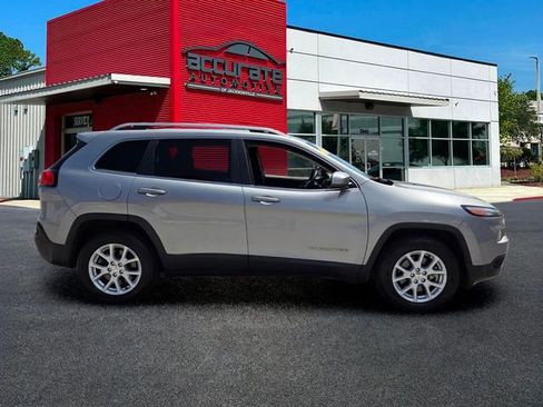 Used 2016 Jeep Cherokee Latitude w/ Safety/Convenience Group AWD/4WD image 6