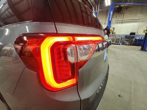 Certified 2023 GMC Acadia SLT AWD/4WD image 31