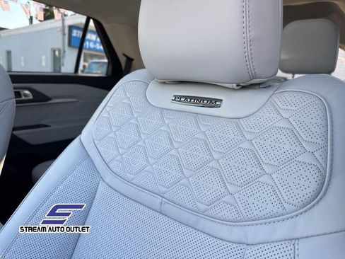 Used 2025 Ford Explorer Platinum w/ Ultimate Package image 13