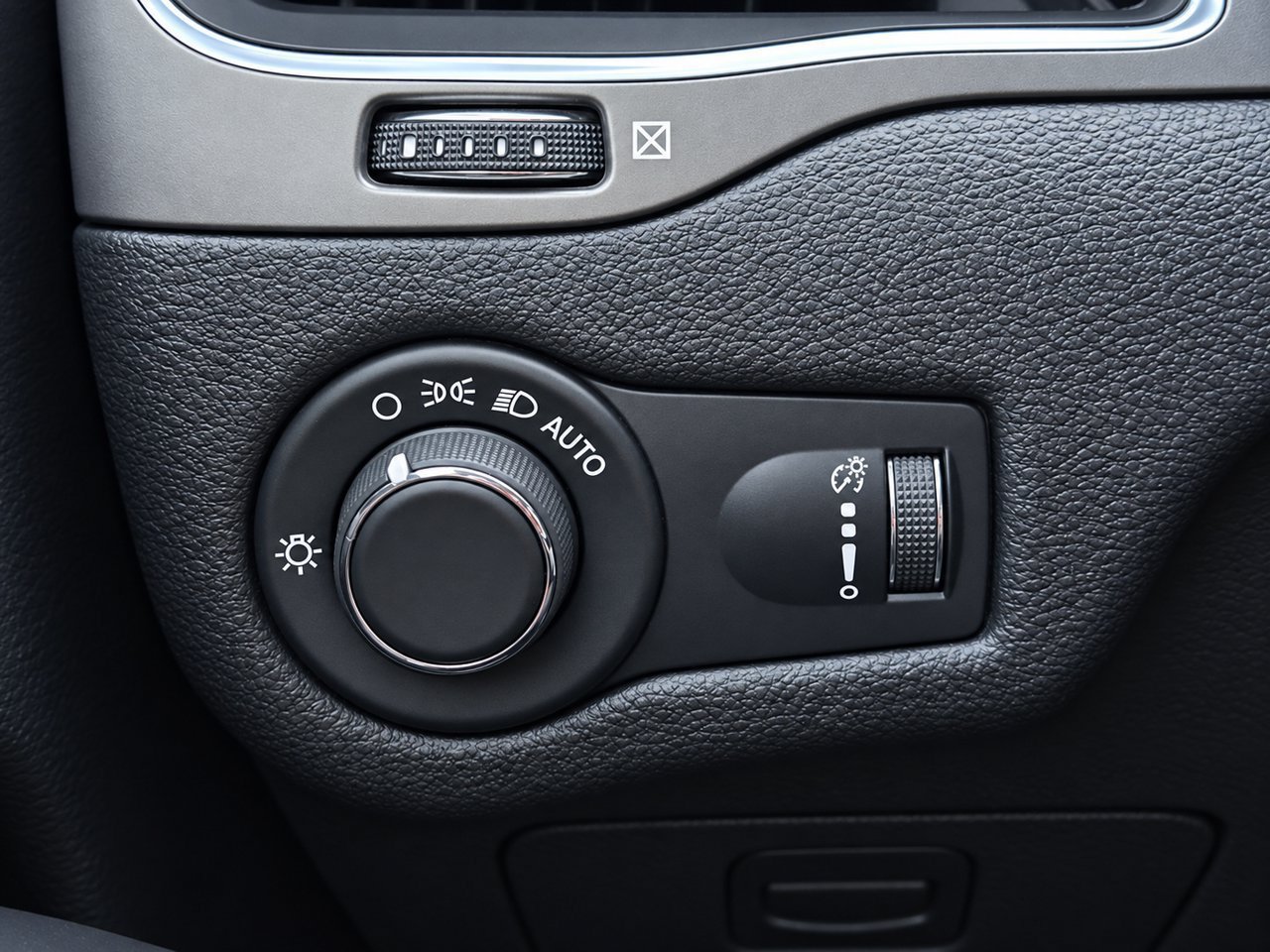 Used 2020 Jeep Cherokee Latitude w/ Cold Weather Group FWD image 21