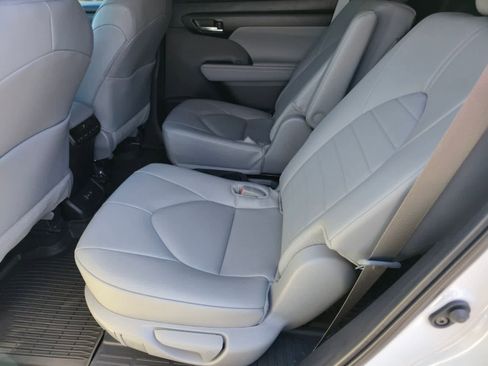 Used 2025 Toyota Highlander XLE AWD/4WD image 15