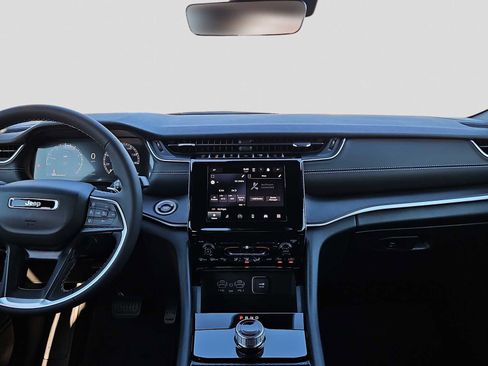 Used 2025 Jeep Grand Cherokee Laredo X image 15