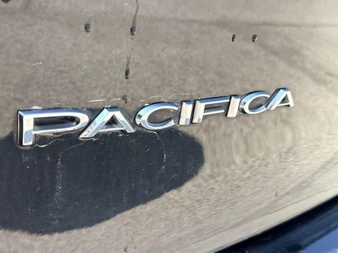 Used 2022 Chrysler Pacifica Touring-L FWD image 10