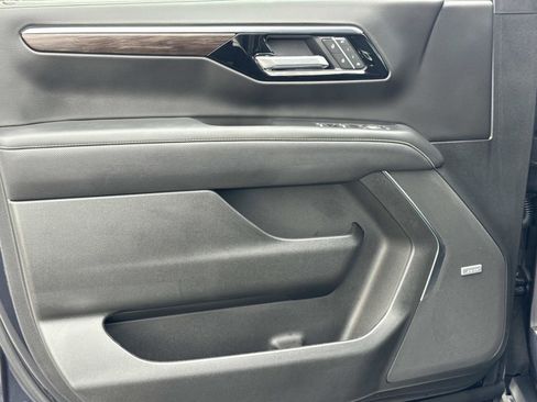 New 2026 Chevrolet Suburban Premier image 8