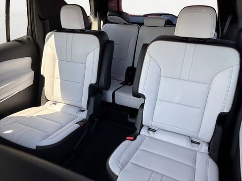 New 2026 Chevrolet Traverse High Country image 13