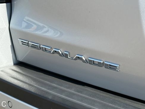 Certified 2018 Cadillac Escalade Luxury AWD/4WD image 9