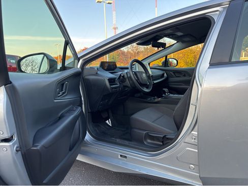 Used 2024 Toyota Prius LE image 2