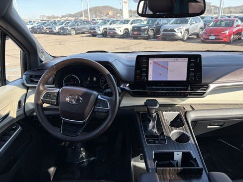 Certified 2021 Toyota Sienna Platinum image 14
