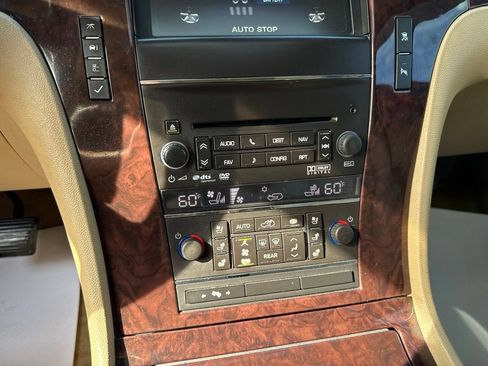 Used 2011 Cadillac Escalade 4WD Hybrid image 39