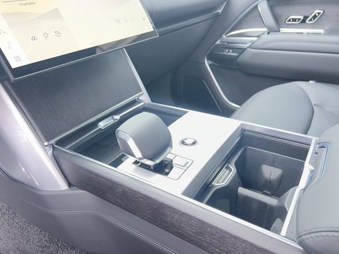 Used 2025 Land Rover Range Rover SE image 26