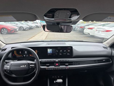 Used 2025 Kia K4 LXS image 32