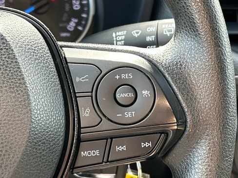 Used 2021 Toyota RAV4 LE AWD/4WD image 18