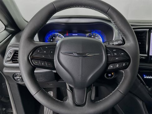 Used 2025 Chrysler Pacifica Limited image 18