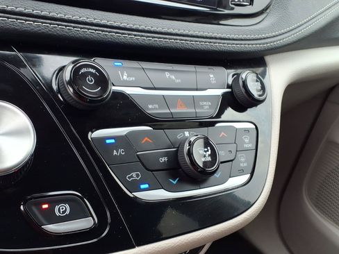 Used 2023 Chrysler Pacifica Touring-L FWD image 14