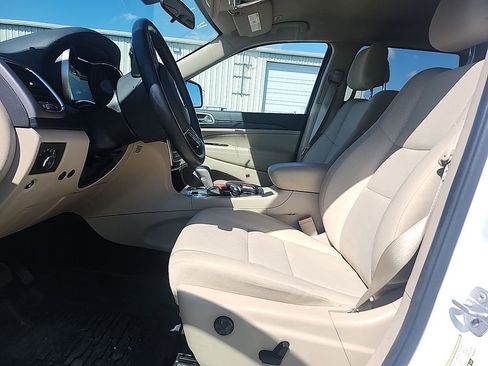 Used 2019 Jeep Grand Cherokee Laredo AWD/4WD image 11