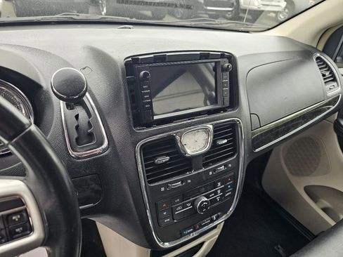 Used 2014 Chrysler Town & Country Touring FWD image 25