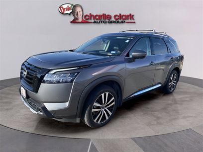 Used 2024 Nissan Pathfinder Platinum w/ Black Appearance Package