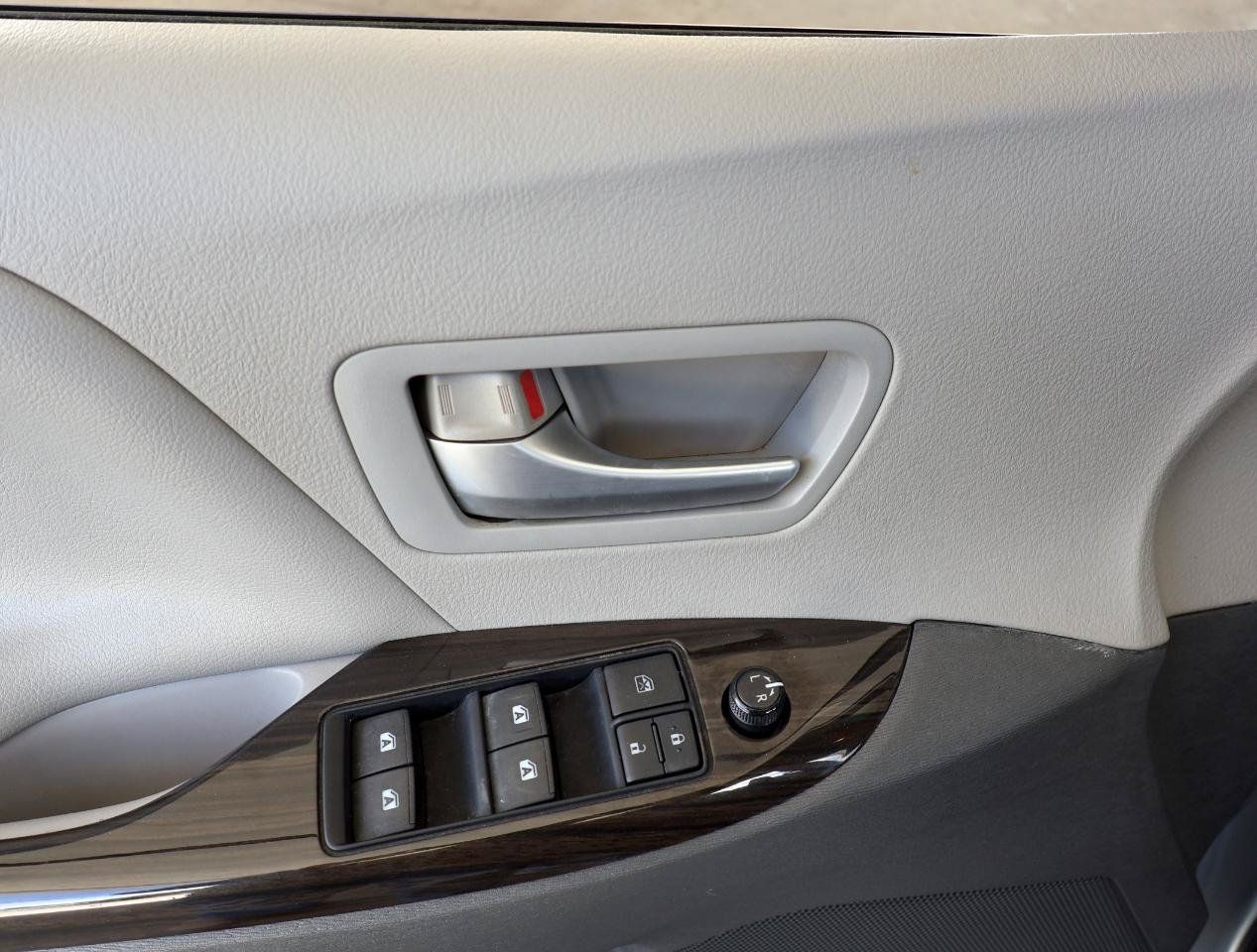 Used 2015 Toyota Sienna XLE FWD image 38