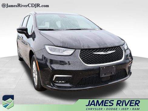 Used 2025 Chrysler Pacifica Select FWD image 10