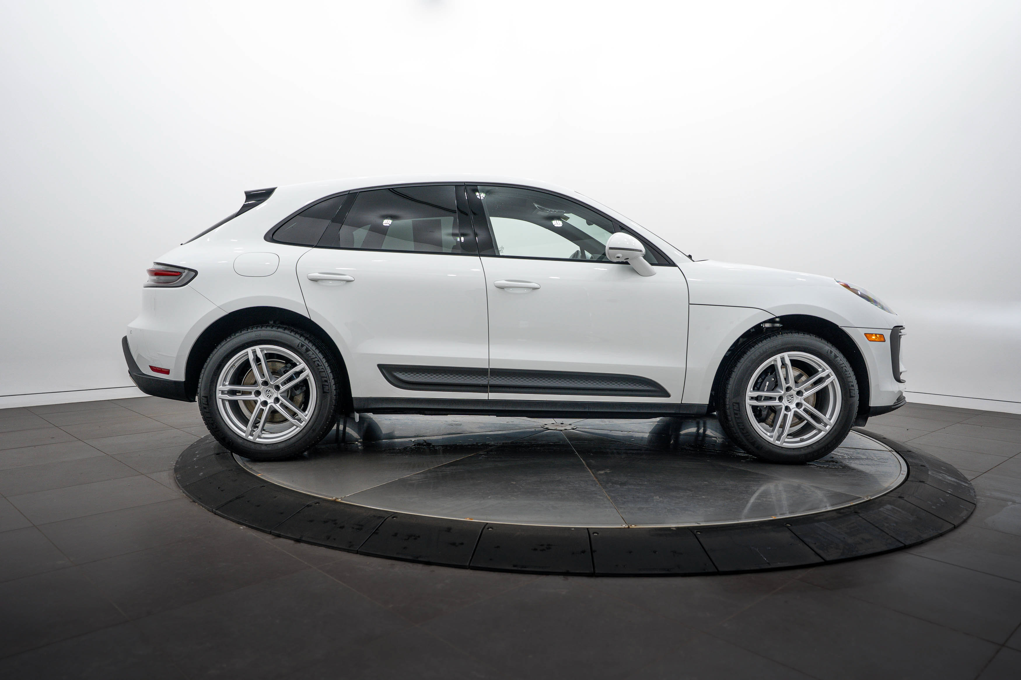 Certified 2026 Porsche Macan AWD/4WD image 8