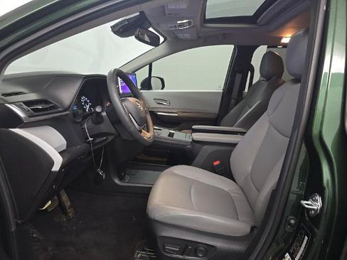 Used 2025 Toyota Sienna XLE FWD image 7