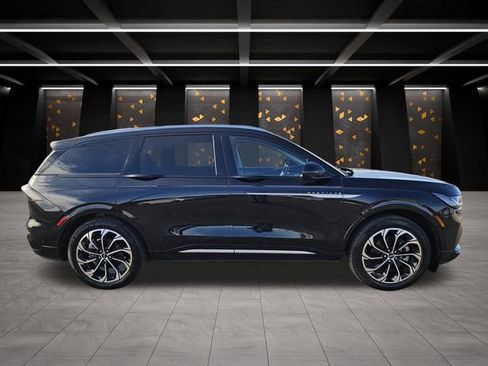 Certified 2024 Lincoln Nautilus Reserve image 3