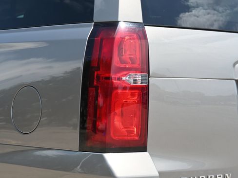 Used 2019 Chevrolet Suburban LT RWD image 21