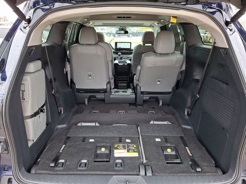 Used 2025 Toyota Sienna XLE image 28