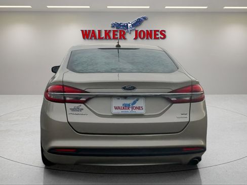Used 2017 Ford Fusion SE image 4