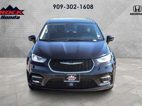 Used 2024 Chrysler Pacifica Limited FWD image 2