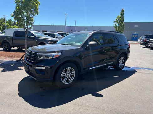 Used 2020 Ford Explorer XLT w/ Equipment Group 202A AWD/4WD image 9