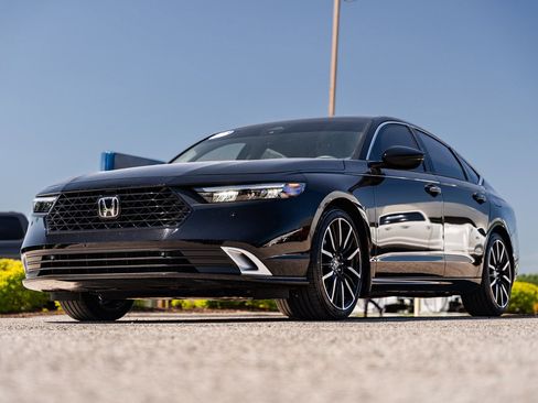 Used 2025 Honda Accord Touring image 3