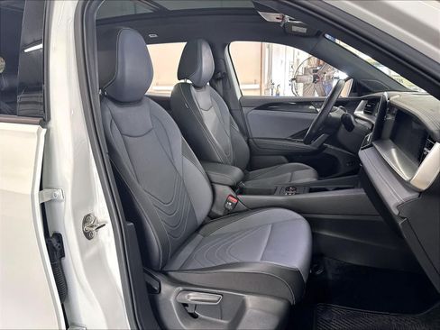 Certified 2026 Volkswagen Tiguan SE R-Line FWD image 29
