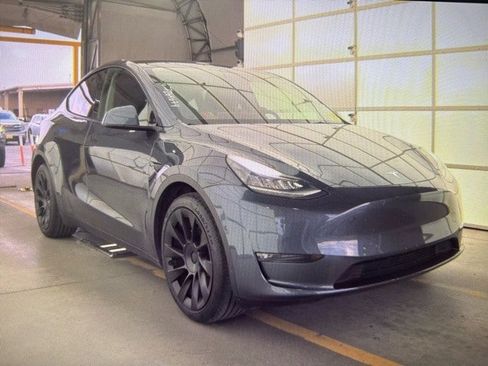 Used 2022 Tesla Model Y Long Range image 1